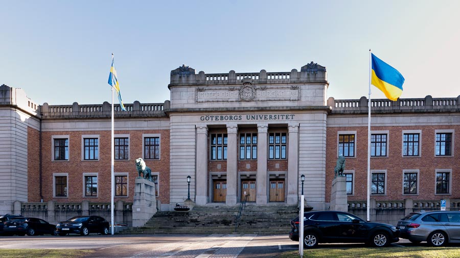The same image but the sign above the door reads 'Göteborgs Universitet'.